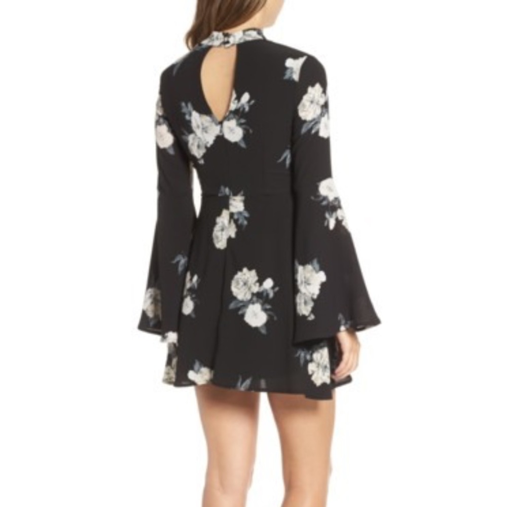 [Socialite] Harper Bell Sleeve Dress - Picture 2 of 5